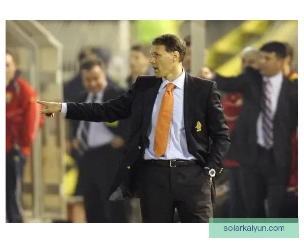 马尔科·范巴斯滕在青少年训练中表现出色，未来值得关注与期待